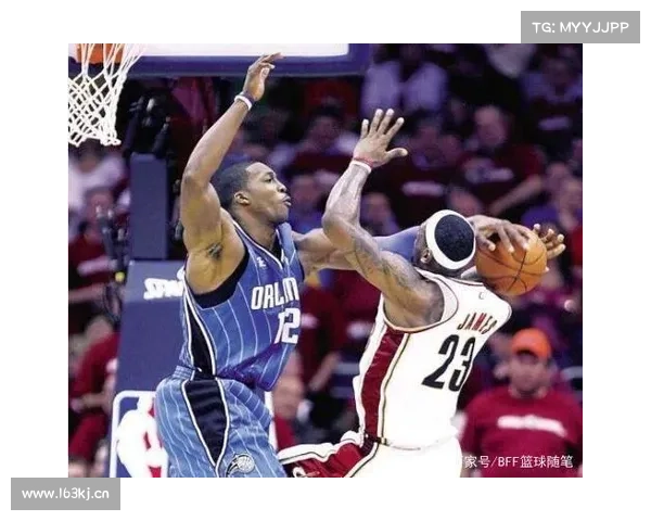 AJ-约翰逊持球突破欲起身隔扣，被补防的布莱克大帽拒绝